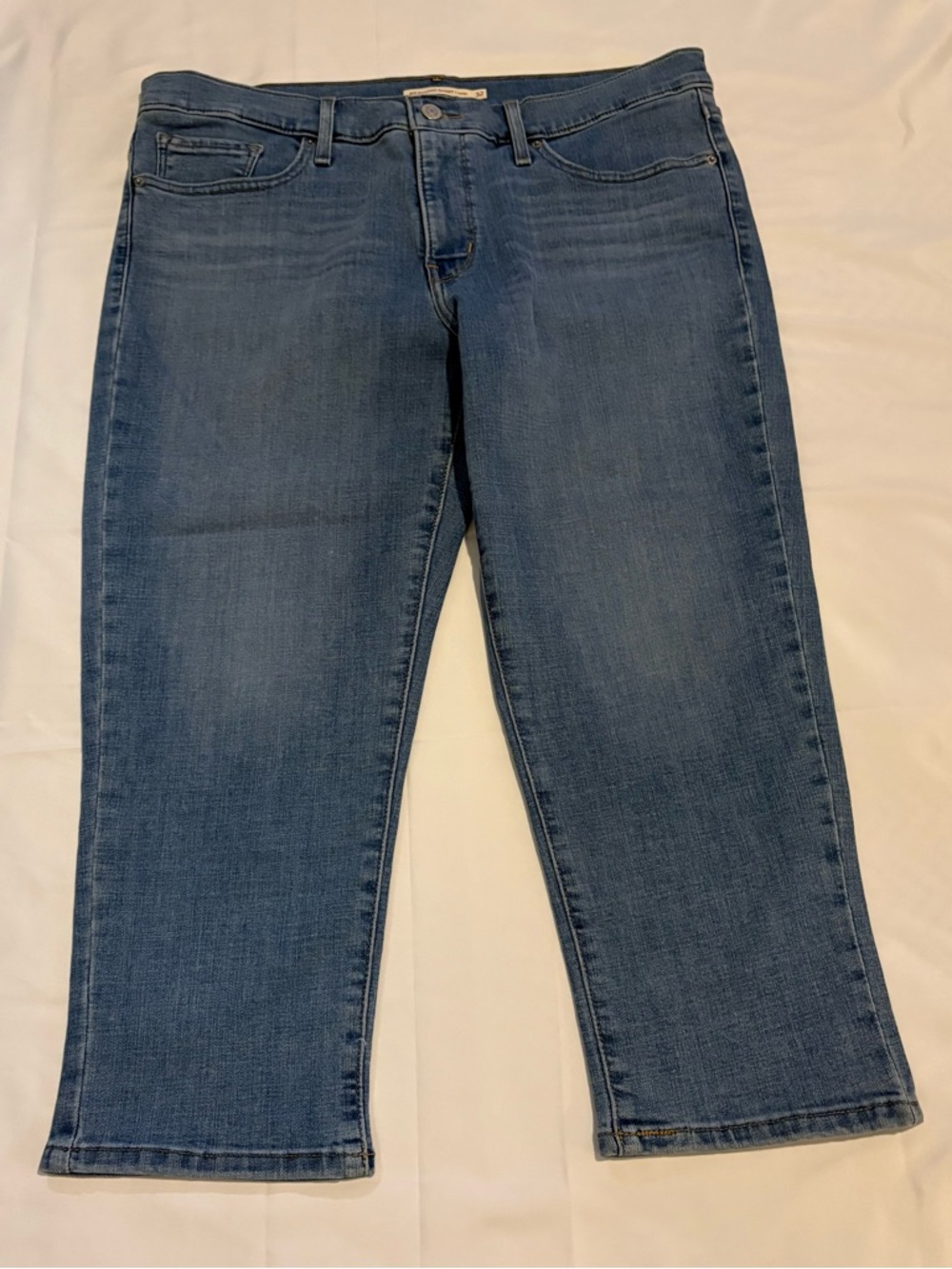 LEVI’S 🇺🇸 311SHAPING SKNY CAPRI Womens W32 MR Jeans Soft Relaxed Feel Light Wash - Picture 2 of 16